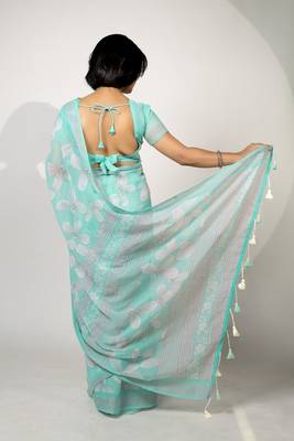 Women's lavender floral print silver zari border cotton blend saree with unstiched blouse piece 4