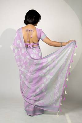 Women's lavender floral print silver zari border cotton blend saree with unstiched blouse piece 4