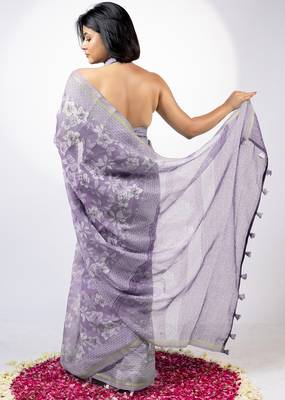 Women's lavender floral print golden zari border cotton blend saree with unstiched blouse piece 4