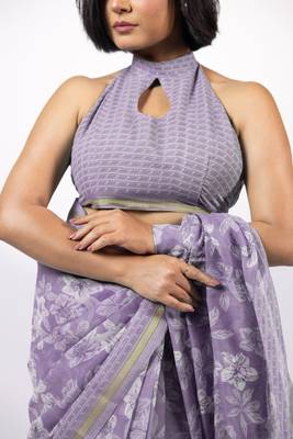 Women's lavender floral print golden zari border cotton blend saree with unstiched blouse piece 5