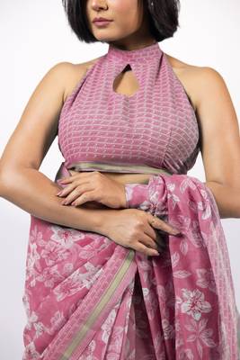 Women's pink floral print golden zari border cotton blend saree with unstiched blouse piece 5