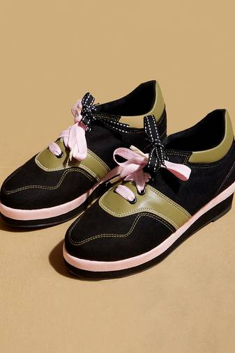 Black solid leather wedges