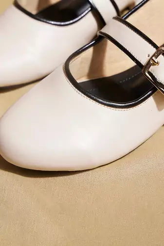 White solid leather ballerinas