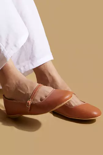 Tan solid leather ballerinas