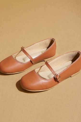 Tan solid leather ballerinas