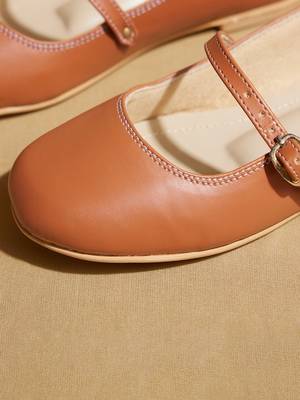 Tan solid leather ballerinas 5