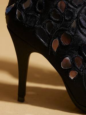 Black Mirror embroidered canvas boots 2