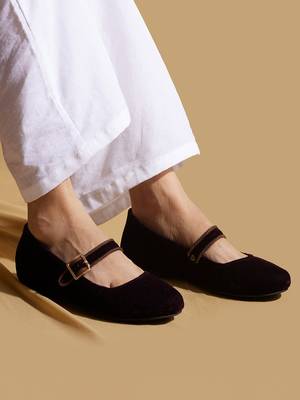 Black solid velvet ballerinas 2