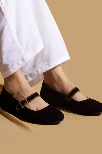 Black solid velvet ballerinas