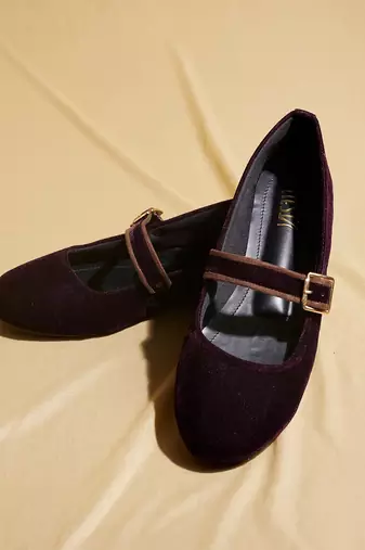 Black solid velvet ballerinas
