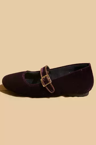 Black solid velvet ballerinas