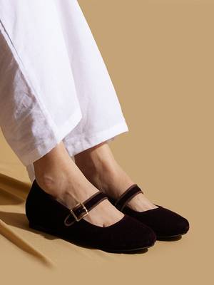 Black solid velvet ballerinas 1