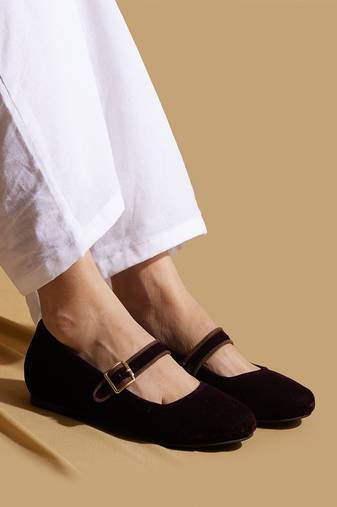Black solid velvet ballerinas