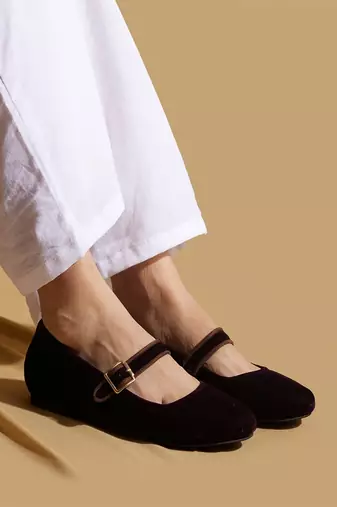 Black solid velvet ballerinas