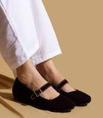 Black solid velvet ballerinas