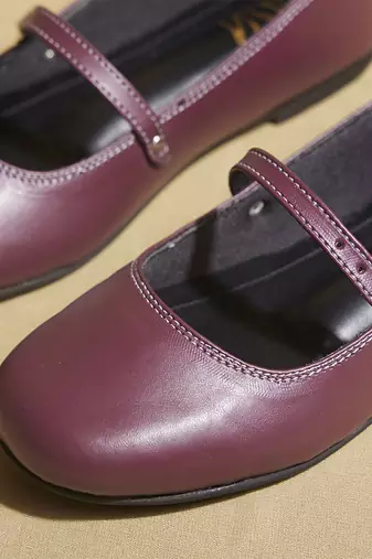 Maroon solid leather ballerinas