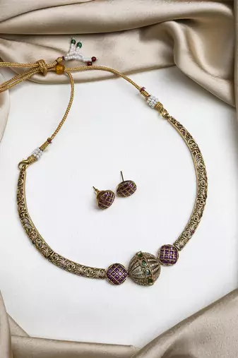  ruby green ad filgree hasli set with small studs