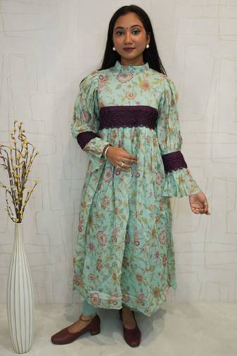 Floral anarkali kurta with lace detailing
