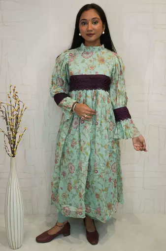 Floral anarkali kurta with lace detailing