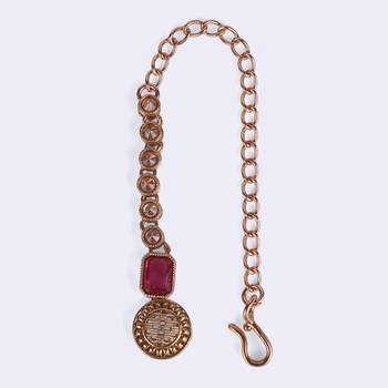 Finely round shape gold plated maang tikka for women and girls 4