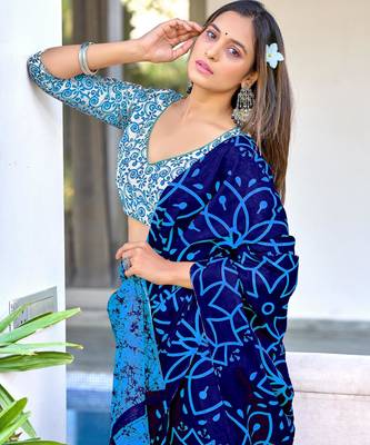 Blue printed cotton saree with blouse piece 4