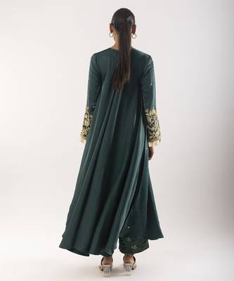 Green embroidered satin kurta set 3