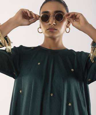 Green embroidered satin kurta set 4
