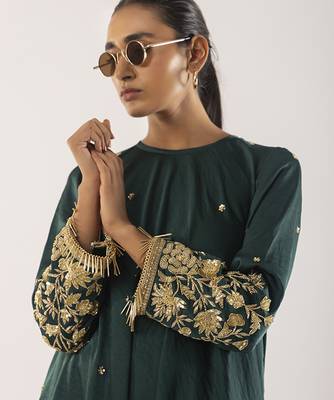 Green embroidered satin kurta set 5