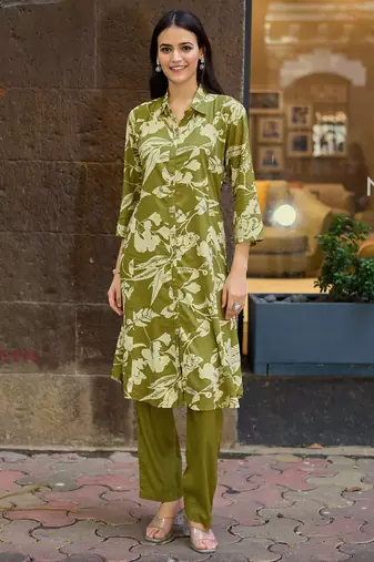 Floral Printed Shirt Collar A-Line Kurta With Pyjama
