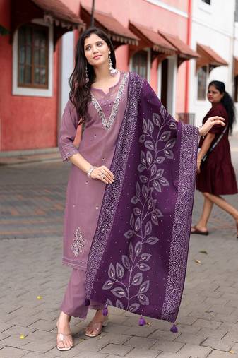 Women Viscos Weaving Hand & Threadwork Kurta With Trousers & With Dupatta