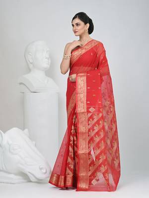 Elegant red patli pallu tant saree with golden border 3