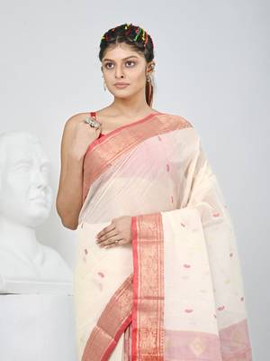 Elegant off white patli pallu tant saree with golden border 2