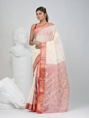 Elegant off white patli pallu tant saree with golden border 3