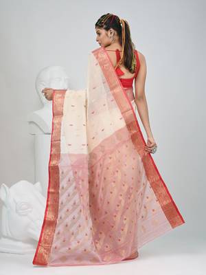 Elegant off white patli pallu tant saree with golden border 4