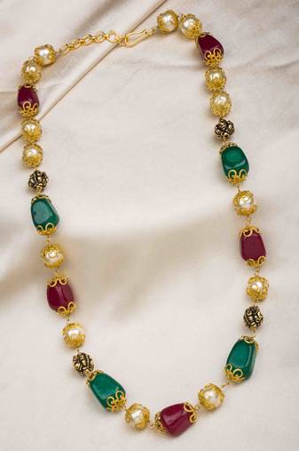 Single layer pearl necklace with red and green beads