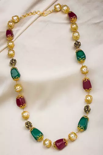 Single layer pearl necklace with red and green beads