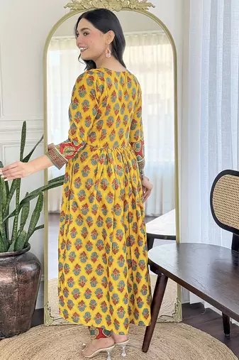 Women   s rayon printed flared kurta set with pant & linen printed dupatta