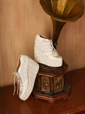 White beads embroidered wedges shoes 1