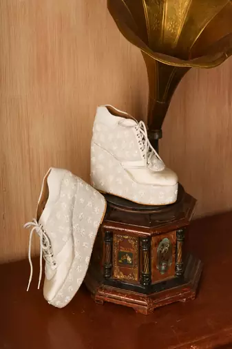 White beads embroidered wedges shoes