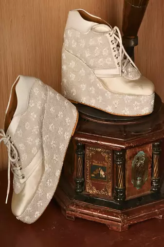 White beads embroidered wedges shoes
