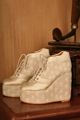 White beads embroidered wedges shoes