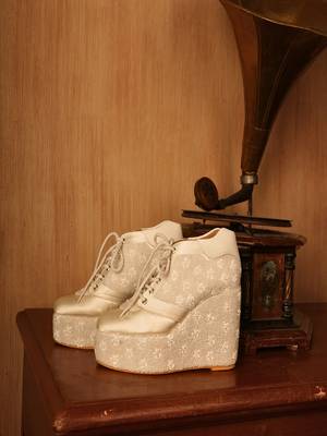 White beads embroidered wedges shoes 4