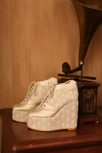 White beads embroidered wedges shoes