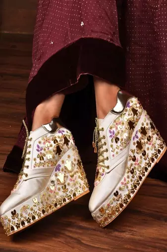 White floral embroidered wedges shoes