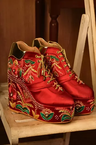 Red floral embroidered wedges shoes