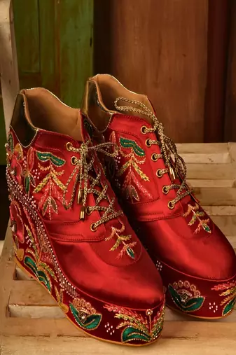 Red floral embroidered wedges shoes