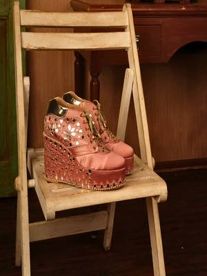 Pink mirror embroidered wedges shoes 1