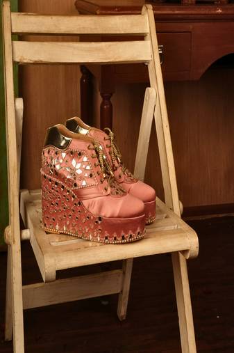 Pink mirror embroidered wedges shoes
