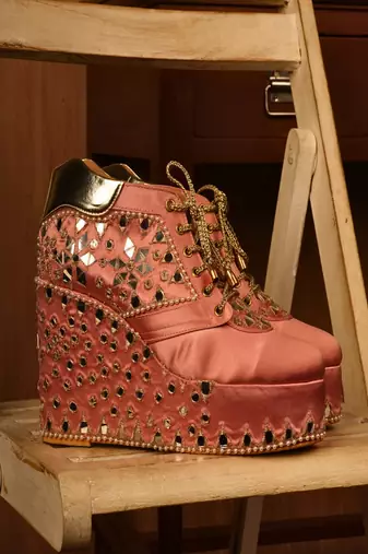 Pink mirror embroidered wedges shoes