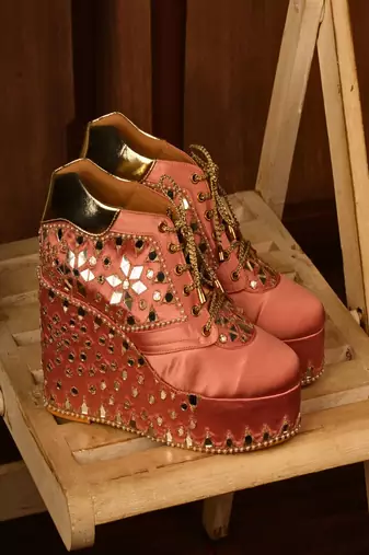 Pink mirror embroidered wedges shoes